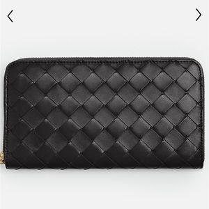 AUTHENTIC BOTTEGA VENETA INTRECCIATO Black Zip Around Leather Wallet